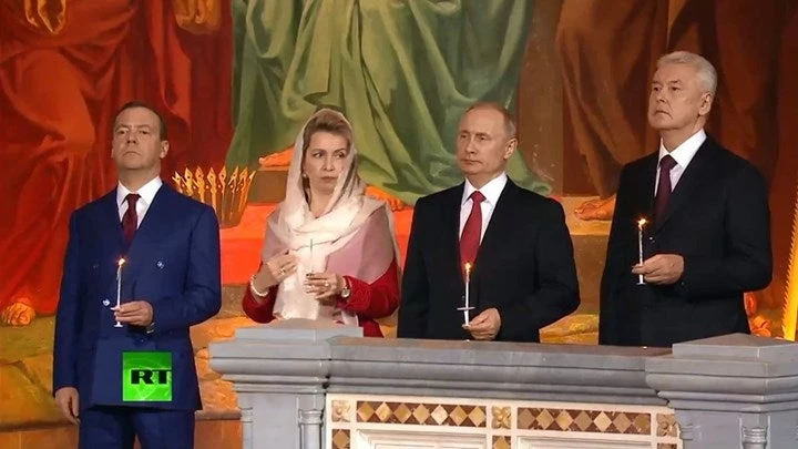 Μαζί έκαναν Ανάσταση Πούτιν – Μεντβέντεφ – Δείτε βίντεο